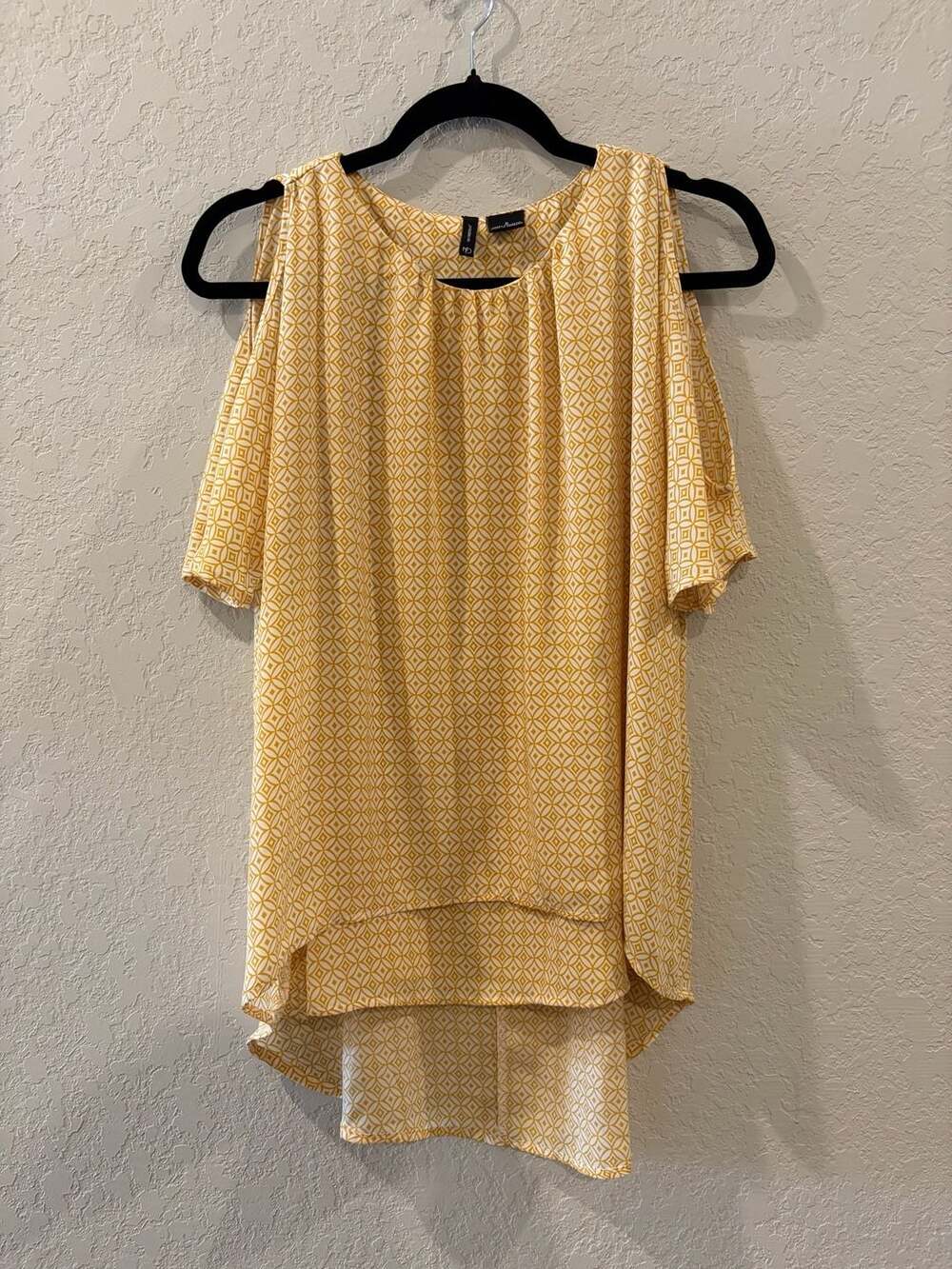 New Directions Women's Yellow Geometric Print Cold Shoulder Layered Blouse